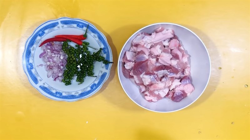 Cách làm thịt kho tiêu xanh thơm lừng cay cay ngon miệng đậm đà - Hình 1