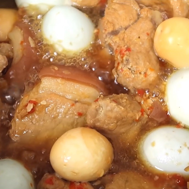 Cách làm thịt kho trứng muối lạ miệng thơm ngon bùi béo hấp dẫn - Hình 12