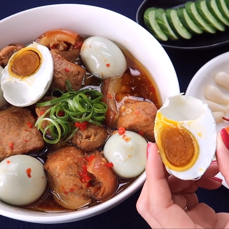 Cách làm thịt kho trứng muối lạ miệng thơm ngon bùi béo hấp dẫn - Hình 13