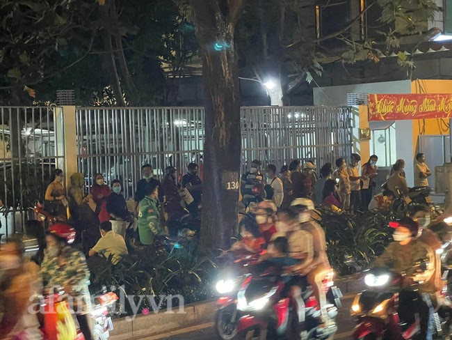 Đàm Vĩnh Hưng che ô kín mít đến phòng trà sau khi bà Nguyễn Phương Hằng quay đầu xe - Hình 5