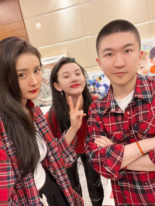Dương Mịch lập tổ buôn dưa lê với Nhiệt Ba và Dương Dương trên sân khấu, xứng danh bà tám showbiz? - Hình 4