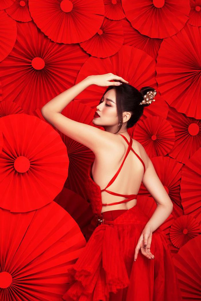 Hoa hậu Đỗ Thị Hà diện yếm đỏ quyến rũ trong bộ ảnh Tết - Hình 3