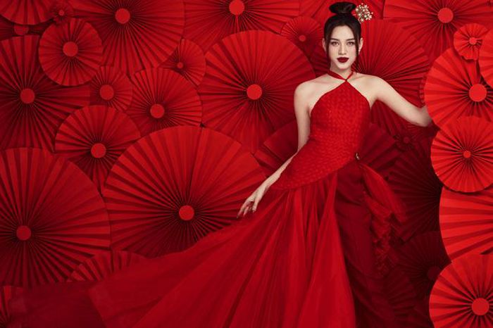 Hoa hậu Đỗ Thị Hà diện yếm đỏ quyến rũ trong bộ ảnh Tết - Hình 1