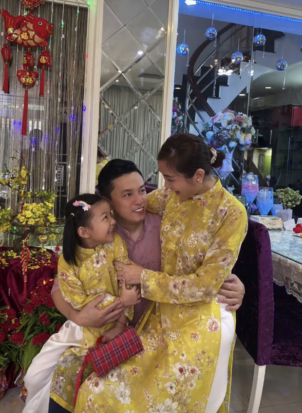 Mùng 2 Tết của dàn sao Vbiz: Chị em Khả Ngân - Thanh Hằng lên đồ xuống phố, gia đình Đông Nhi - Ông Cao Thắng gây sốt - Hình 5