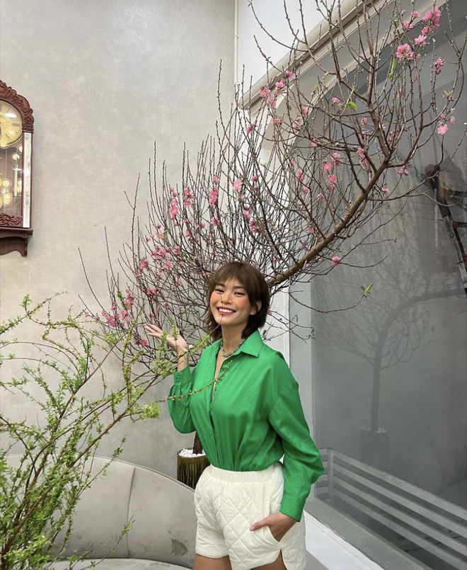 Mùng 2 Tết của dàn sao Vbiz: Chị em Khả Ngân - Thanh Hằng lên đồ xuống phố, gia đình Đông Nhi - Ông Cao Thắng gây sốt - Hình 8