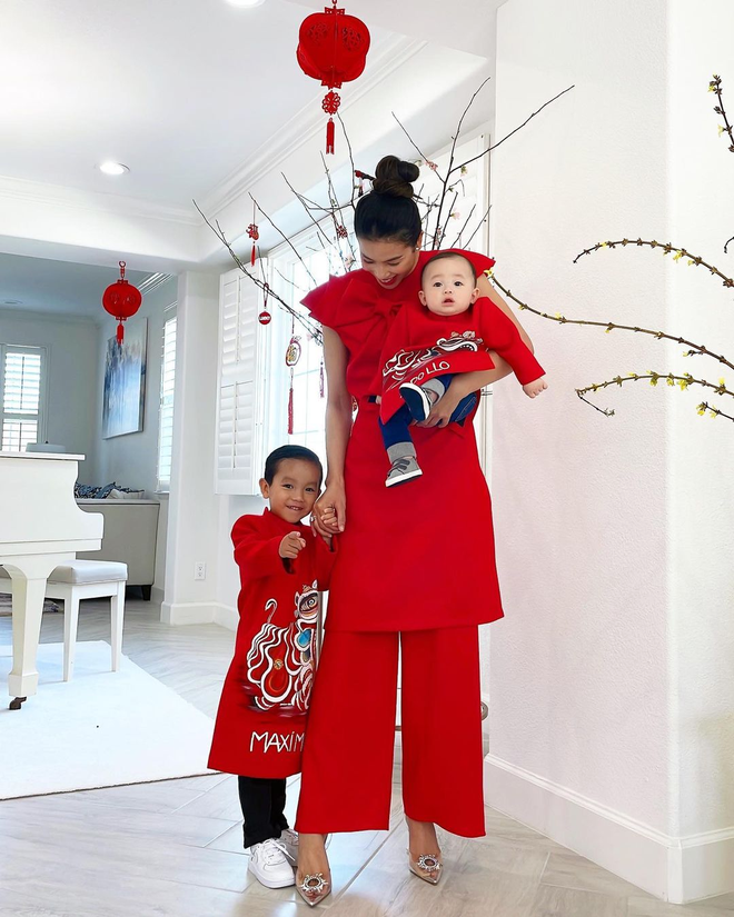 Mùng 2 Tết của dàn sao Vbiz: Chị em Khả Ngân - Thanh Hằng lên đồ xuống phố, gia đình Đông Nhi - Ông Cao Thắng gây sốt - Hình 3