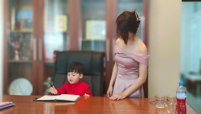 Mùng 2 Tết của dàn sao Vbiz: Chị em Khả Ngân - Thanh Hằng lên đồ xuống phố, gia đình Đông Nhi - Ông Cao Thắng gây sốt - Hình 2