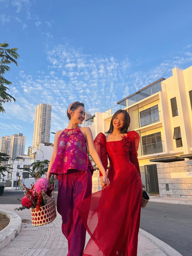 Mùng 2 Tết của dàn sao Vbiz: Chị em Khả Ngân - Thanh Hằng lên đồ xuống phố, gia đình Đông Nhi - Ông Cao Thắng gây sốt - Hình 11