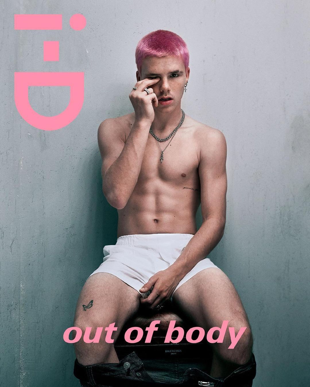Cruz Beckham - Cậu út 17 tuổi nhà David Beckham: Body 6 múi, thần thái và gu thời trang nổi loạn - Hình 2