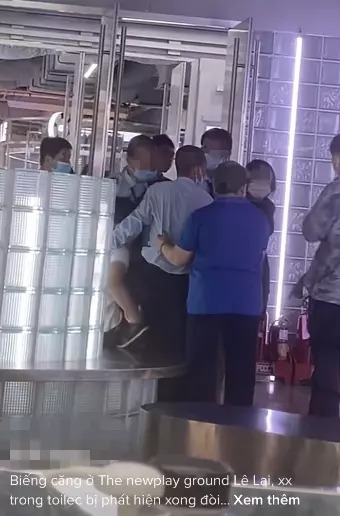 Clip 2 đôi nam nữ vô tư khóa môi ngấu nghiến giữa quán ăn, trước bàn thờ khiến Netizen phẫn nộ - Hình 6