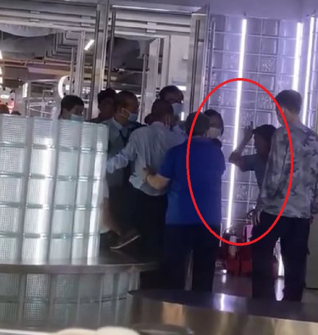 Clip 2 đôi nam nữ vô tư khóa môi ngấu nghiến giữa quán ăn, trước bàn thờ khiến Netizen phẫn nộ - Hình 8