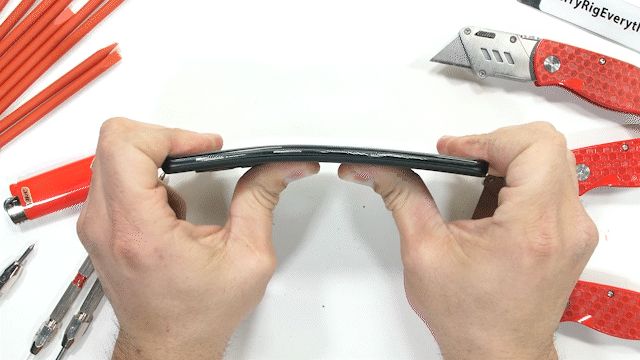 Kiểm chứng độ bền OnePlus 10 Pro và cái kết: Mỏng manh dễ vỡ, bẻ nhẹ là gãy - Hình 10