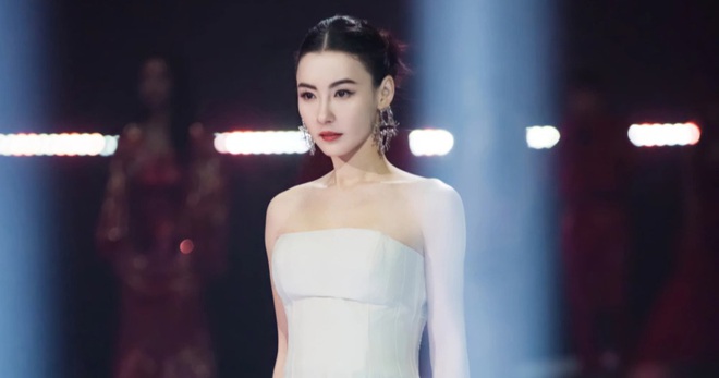 Trương Bá Chi kiệt sức đến mức ngất xỉu, con trai nói 1 câu khiến Tạ Đình Phong hứng gạch đá - Hình 1