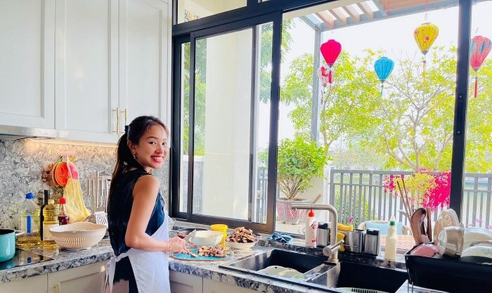 Vân Hugo: Hỏng một bên mắt nhưng luôn nỗ lực và cuộc sống viên mãn bên chồng 2 ở tuổi U40 - Hình 3