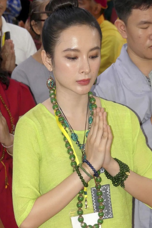 Việt Trinh, Angela Phương Trinh - Hai mỹ nữ cùng tên nhiều tai tiếng, giờ ăn chay niệm Phật - Hình 4