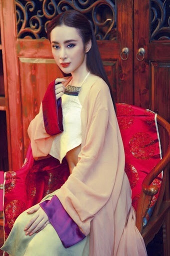 Việt Trinh, Angela Phương Trinh - Hai mỹ nữ cùng tên nhiều tai tiếng, giờ ăn chay niệm Phật - Hình 2