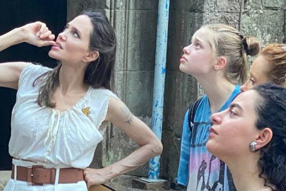Angelina Jolie and Shiloh travel to Cambodia - Photo 1