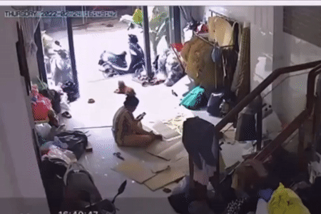 Đang livestream bán hàng được Nữ Ninja phi vào nhà hỏi thăm theo cách bất ngờ - Hình 1