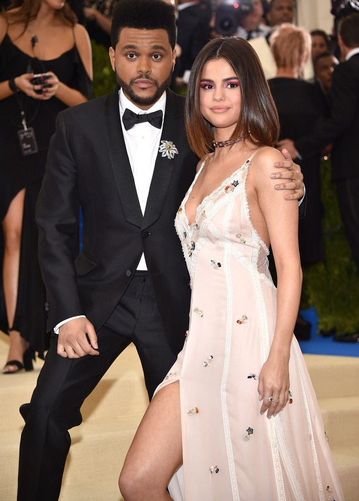 Selena Gomez đập tan tin đồn xích mích với bạn thân vì The Weeknd nhờ 1 hành động cực kỳ tinh tế - Hình 2