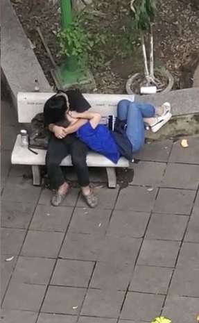 Cặp đôi sinh viên vô tư nằm lên đùi nhau, ôm hôn sờ soạng ở nơi công cộng - Hình 1