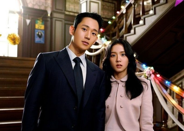 Jisoo (BLACKPINK) lộ biểu cảm mê mẩn khi trong vòng tay của Jung Hae In - Hình 3