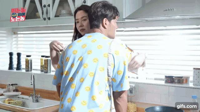 Song Ji Hyo - Kim Jong Kook làm cái gì với nhau ở hậu trường thế này: Vợ chồng mới cưới hay gì? - Hình 1