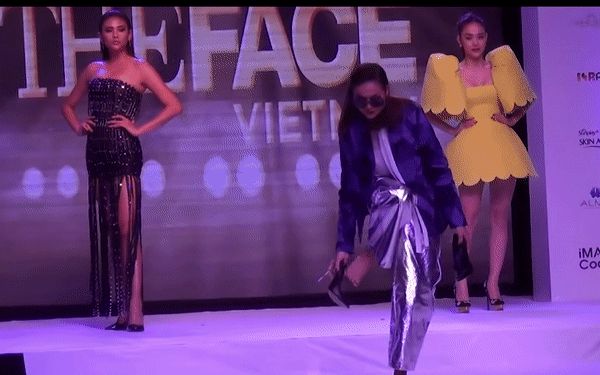 Nhìn cảnh Thanh Hằng vấp té khi catwalk, thái độ Võ Hoàng Yến - Minh Hằng hoàn toàn trái ngược! - Hình 2