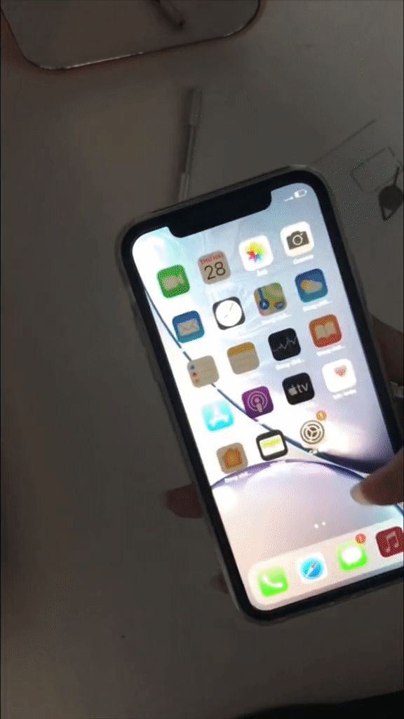 Cô nàng liều lĩnh mua iPhone XR Lock giá chỉ hơn 5 triệu qua sàn TMĐT, có netizen phán: Tuổ.i trẻ chưa trải sự đời... - Hình 2