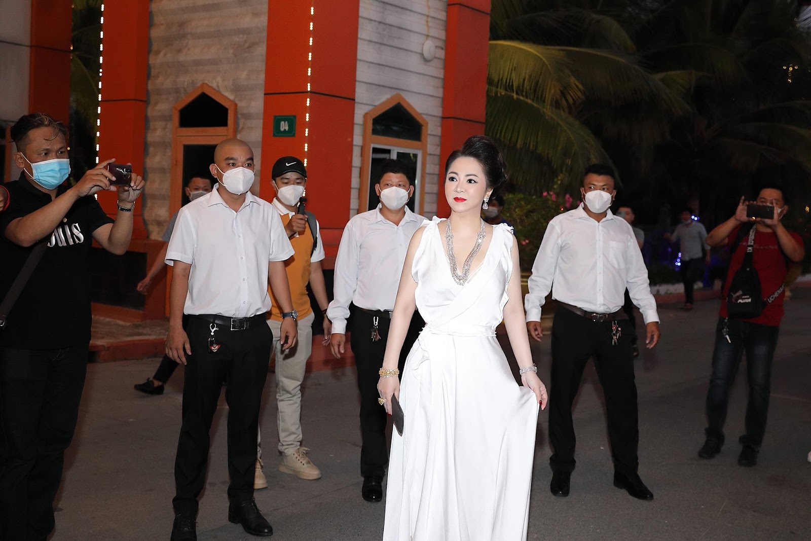 NÓNG: Bà Phương Hằng bị tạm hoãn xuất cảnh để điều tra - Hình 3