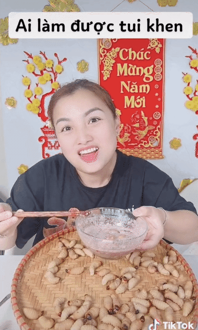 Quỳnh Trần JP gây tranh cãi khi ăn đuông dừa với mắm tôm, phán 1 câu xanh rờn sau khi vừa buông đũa - Hình 2