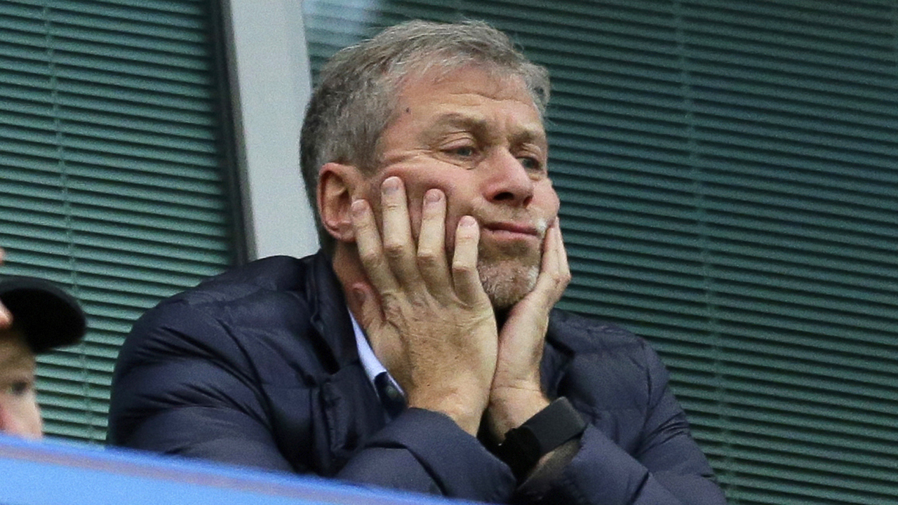 Tỷ phú Roman Abramovich bị trừng phạt vì có liên hệ với Tổng thống Vladimir Putin: Phong toả tài sản, cấm đi lại - Hình 6