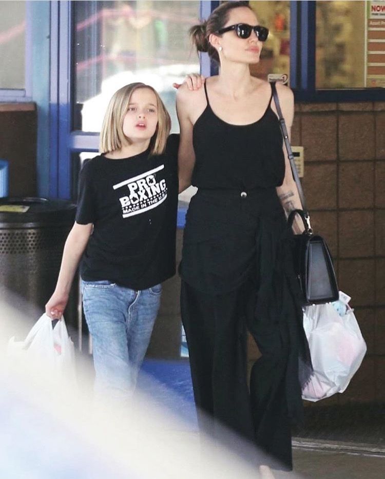Vivienne Jolie-Pitt - Con gái út Angelina Jolie: Xinh như thiên thần, gu thời trang chất từ nhỏ - Hình 11