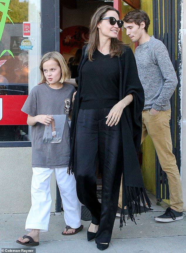 Vivienne Jolie-Pitt - Con gái út Angelina Jolie: Xinh như thiên thần, gu thời trang chất từ nhỏ - Hình 5