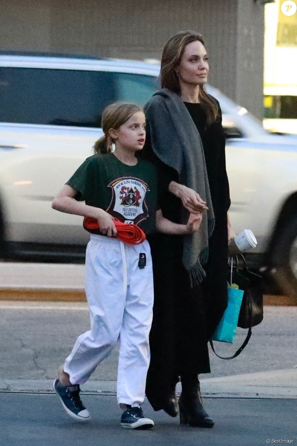 Vivienne Jolie-Pitt - Con gái út Angelina Jolie: Xinh như thiên thần, gu thời trang chất từ nhỏ - Hình 10