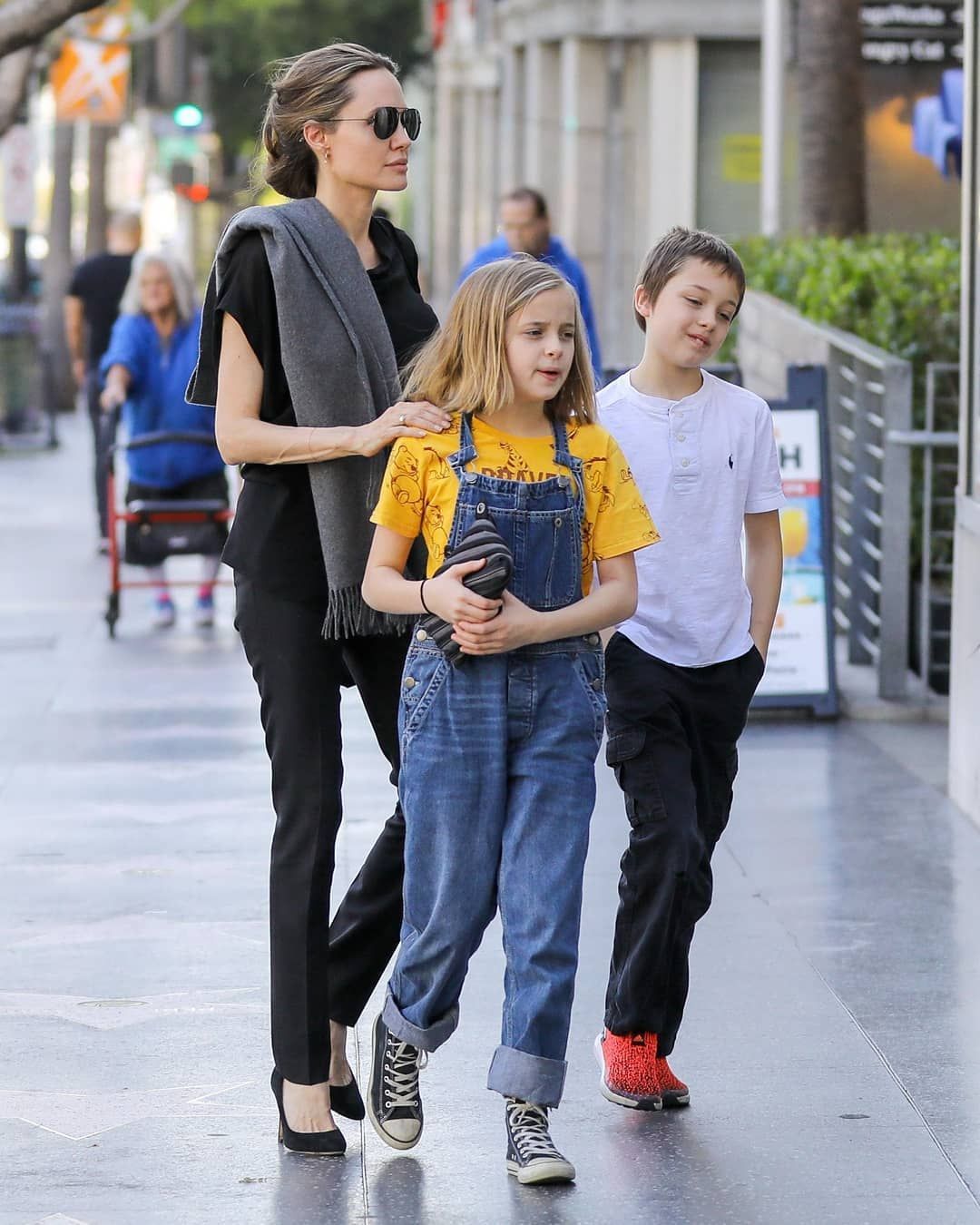 Vivienne Jolie-Pitt - Con gái út Angelina Jolie: Xinh như thiên thần, gu thời trang chất từ nhỏ - Hình 14