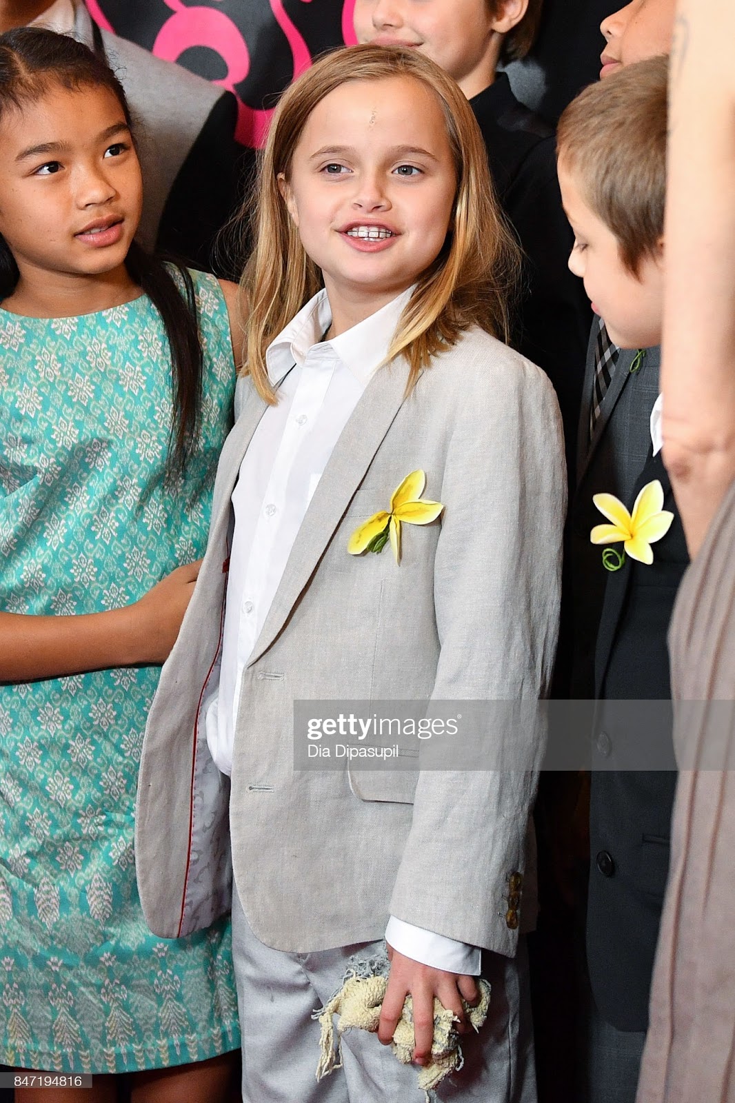 Vivienne Jolie-Pitt - Con gái út Angelina Jolie: Xinh như thiên thần, gu thời trang chất từ nhỏ - Hình 17