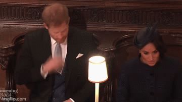 Khoảnh khắc Meghan nổi cáu với Harry ngay giữa các thành viên hoàng gia rồi sau đó có màn biến hình đỉnh cao gây nhiều tranh cãi - Hình 3