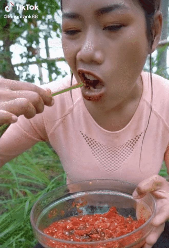 Cộng đồng mạng ra tín hiệu giải cứu cô gái sau khi xem màn mukbang món này: Giờ vì view mà bất chấp thế sao? - Hình 1