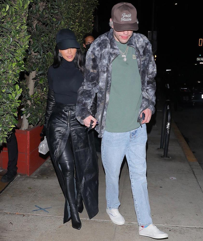 Pete Davidson khoe đang ngủ với Kim Kardashian, công khai đấu Kanye West - Hình 2