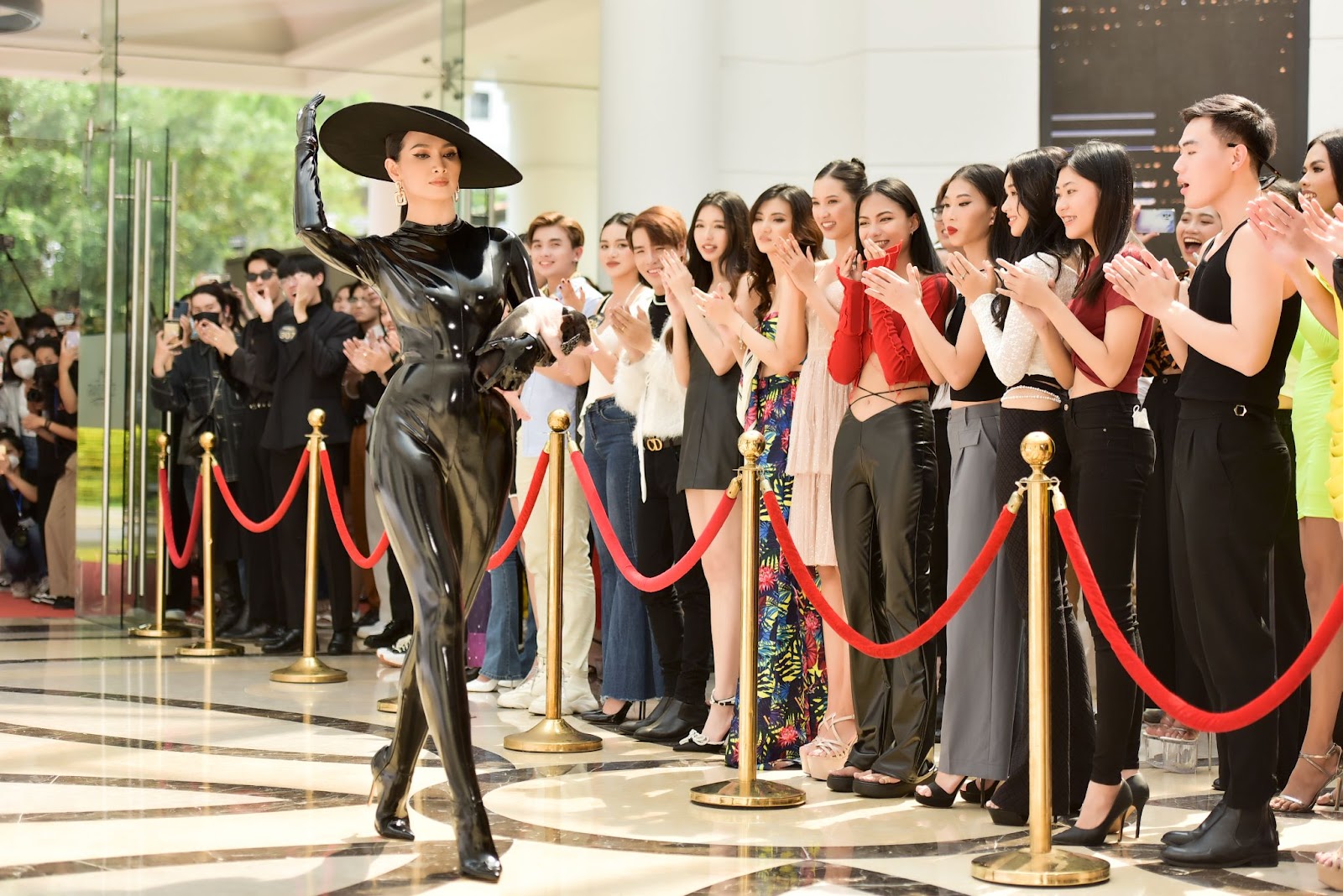 Siêu mẫu Anh Thư chơi lớn bế heo lên thảm đỏ, diện đồ bó sát khoe body nuột tuổi 40 - Hình 3
