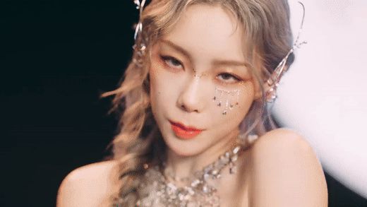 Taeyeon (SNSD) vướng tin đồn hẹn hò đồng giới với 2 nữ idol hậu bối chỉ trong 1 ngày, chuyện gì đây? - Hình 4