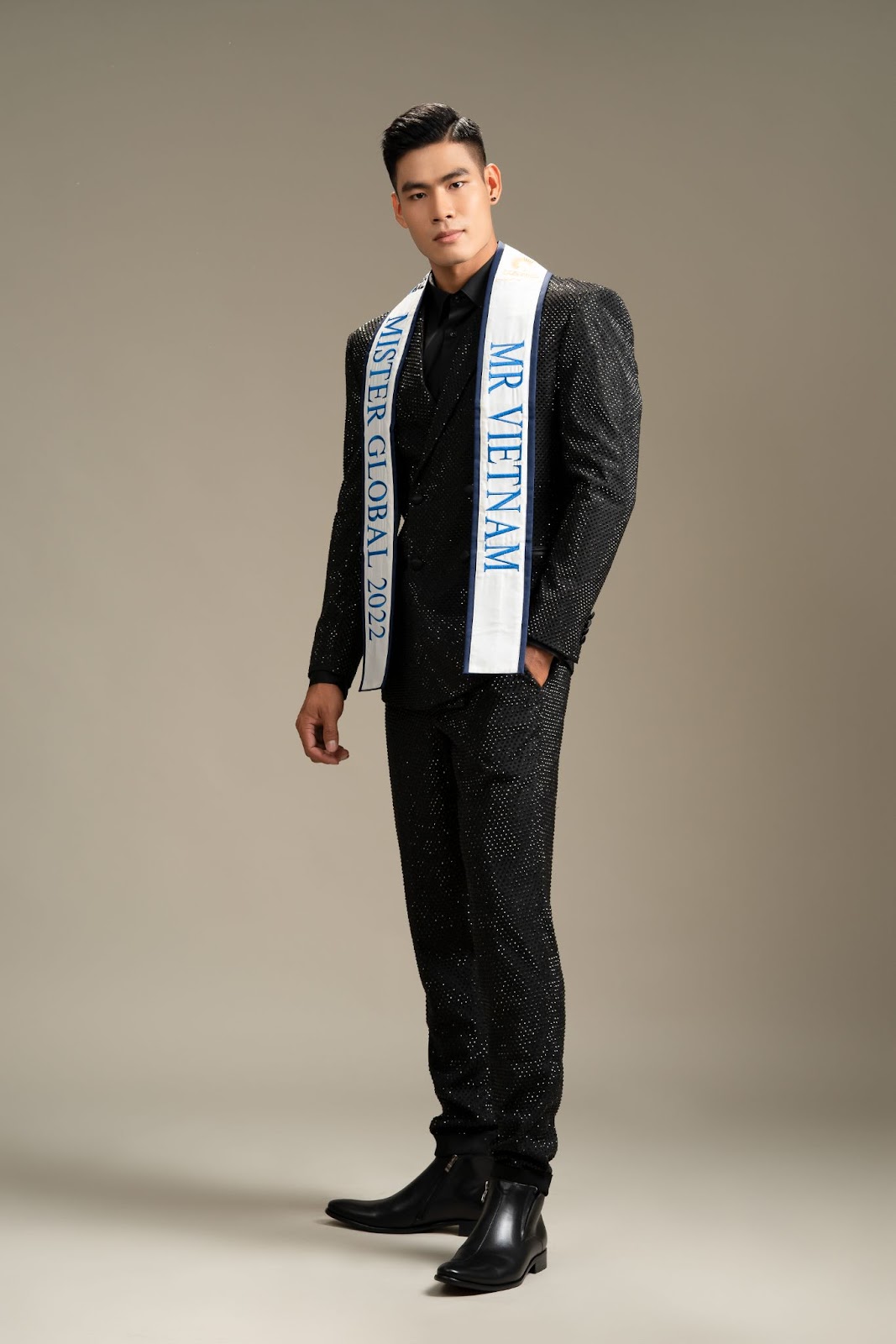 Gặp sự cố khi trình diễn trang phục dân tộc, Danh Chiếu Linh bất ngờ đăng quang ngôi vị Á vương 1 Mister Global mùa thứ 7 - Hình 3