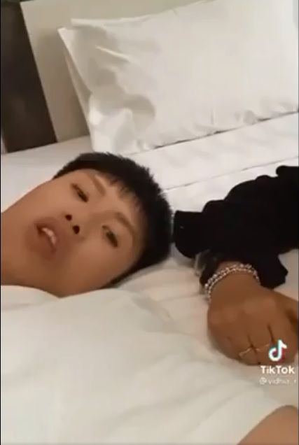 Đạt Villa chuẩn bạn trai nhà người ta: Cưng Vidhia như trứng, tỉ mẩn bóc tôm đút tận miệng người thương - Hình 3