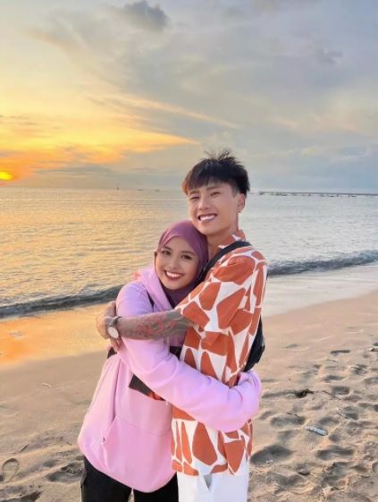 Đạt Villa chuẩn bạn trai nhà người ta: Cưng Vidhia như trứng, tỉ mẩn bóc tôm đút tận miệng người thương - Hình 4