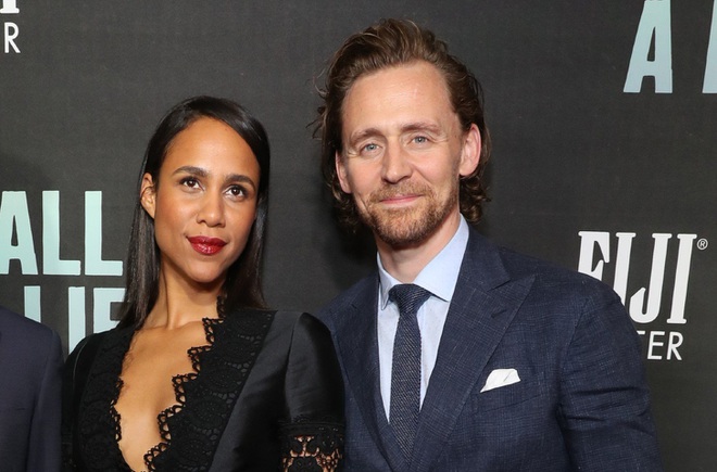 'Loki' - Tom Hiddleston lộ 'hint' đính hôn với bạn gái, chính thức '1 nhà' sau thời gian sống chung? - Hình 3