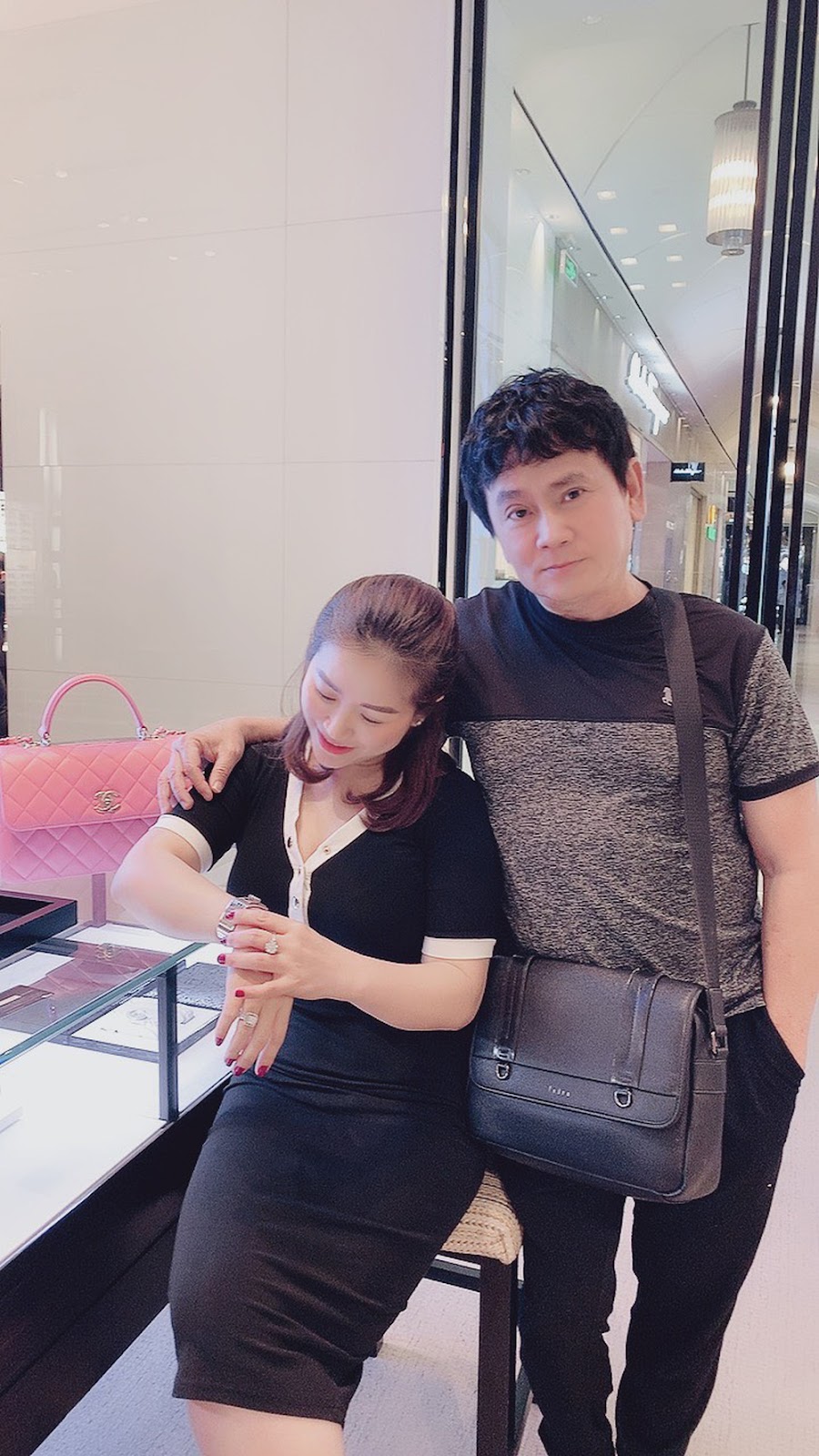 Kiều Linh bị mẹ ngăn cản lấy chồng hơn 20 tuổi, U50 sống như bà hoàng: Tậu xe 3,5 tỷ để chở cún cưng - Hình 2