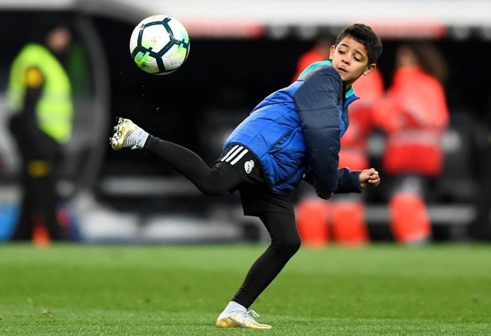 Ronaldo con ấp ủ giấc mơ cùng cha tạo thành cặp song sát trên sân cỏ chuyên nghiệp - Hình 1