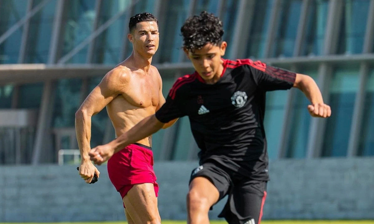 Ronaldo con ấp ủ giấc mơ cùng cha tạo thành cặp song sát trên sân cỏ chuyên nghiệp - Hình 3