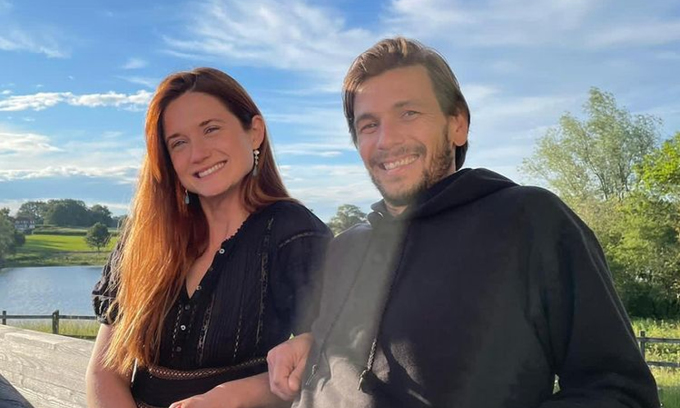 Bonnie Wright Harry Potter kết hôn, Jennifer Lopez - Ben Affleck mua dinh thự 1000 tỷ sống chung - Hình 1
