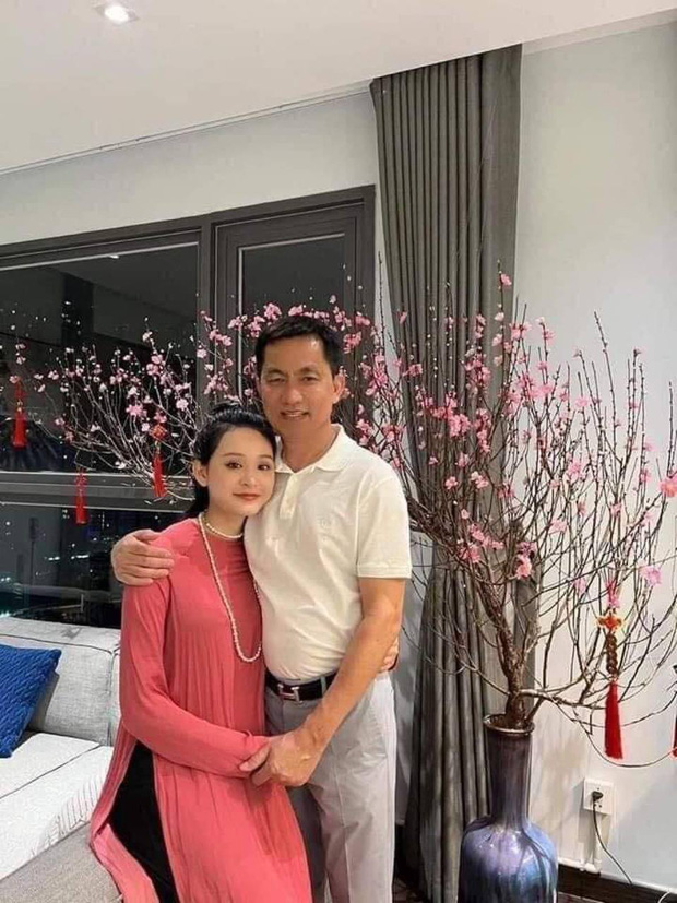 Hiền Hồ tiếp tục lộ ảnh ôm hôn đại gia U60, anh em nương tựa còn rủ nhau đi chùa cực tình - Hình 1